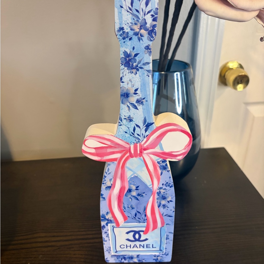 Fashion Blue Floral Bottle Accent with Pink Bow